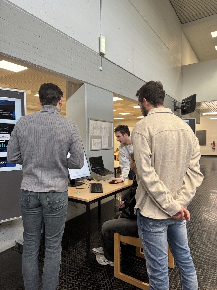 Besucherinnen und Besucher testen den PerTRAIN-Prototyp am Hochschultag 2025